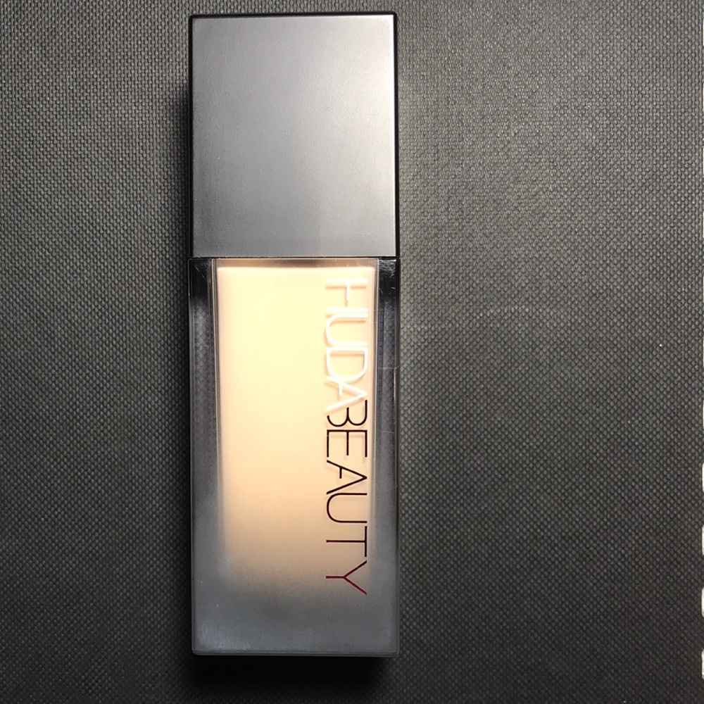 Huda Beauty high coverage foundation -Vanilla-